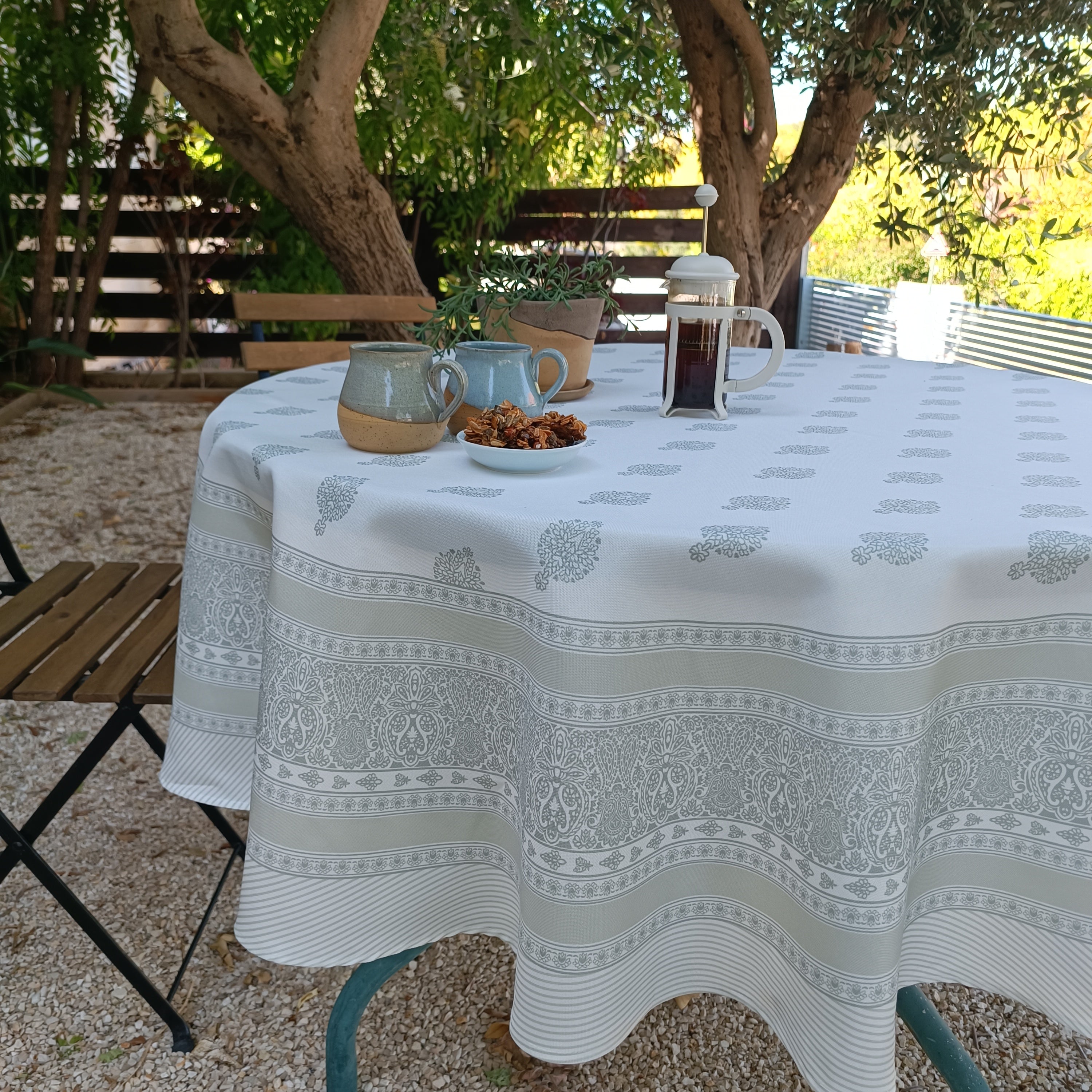 מפת שולחן עגולה של אורנה קורנגולד - יוון בז