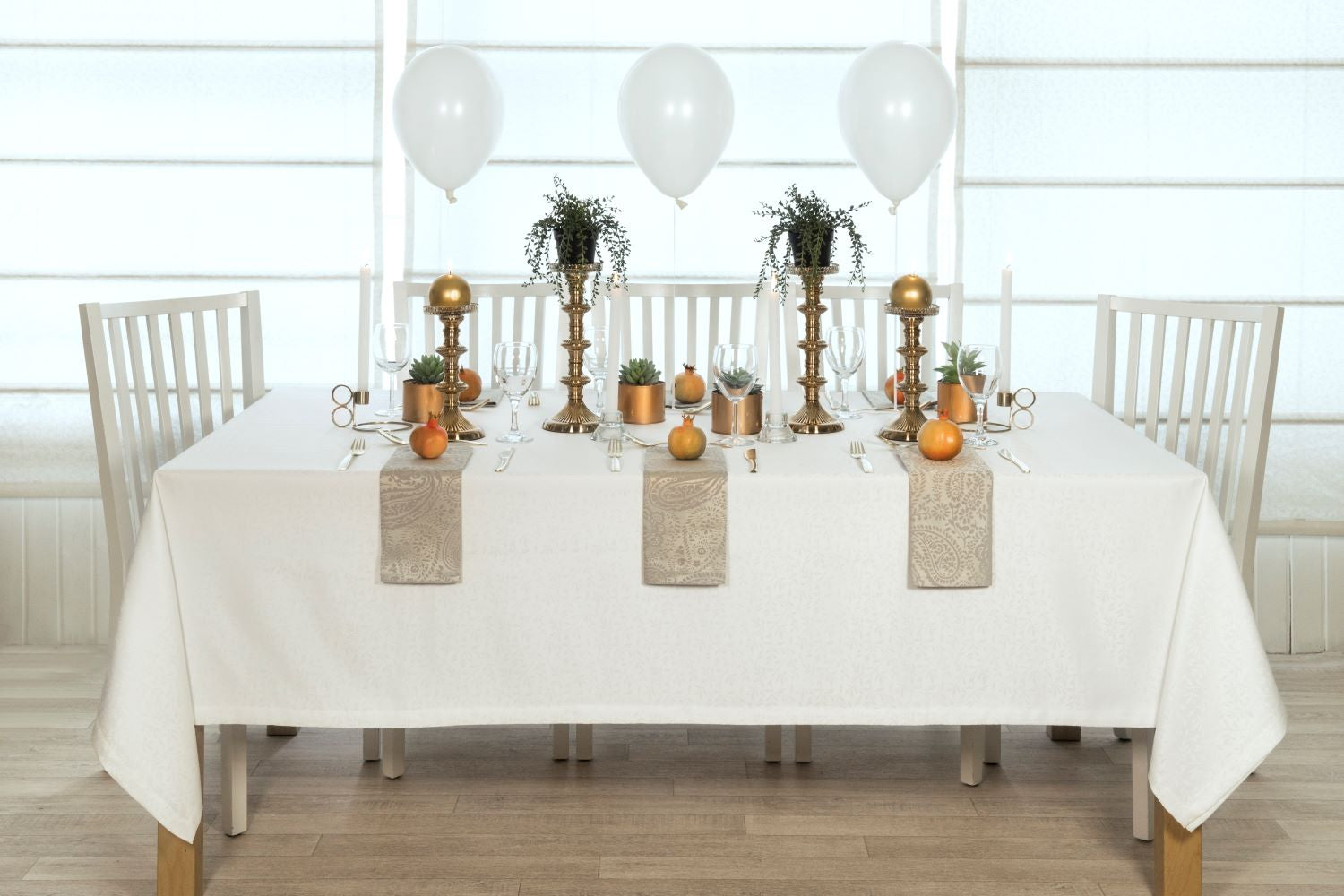 מפת שולחן לבנה של אורנה קורנגולד - דגם עלים לבן